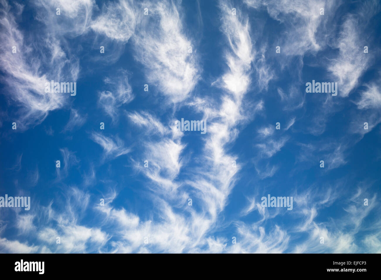 Cirrus nuvole nel cielo blu Foto Stock