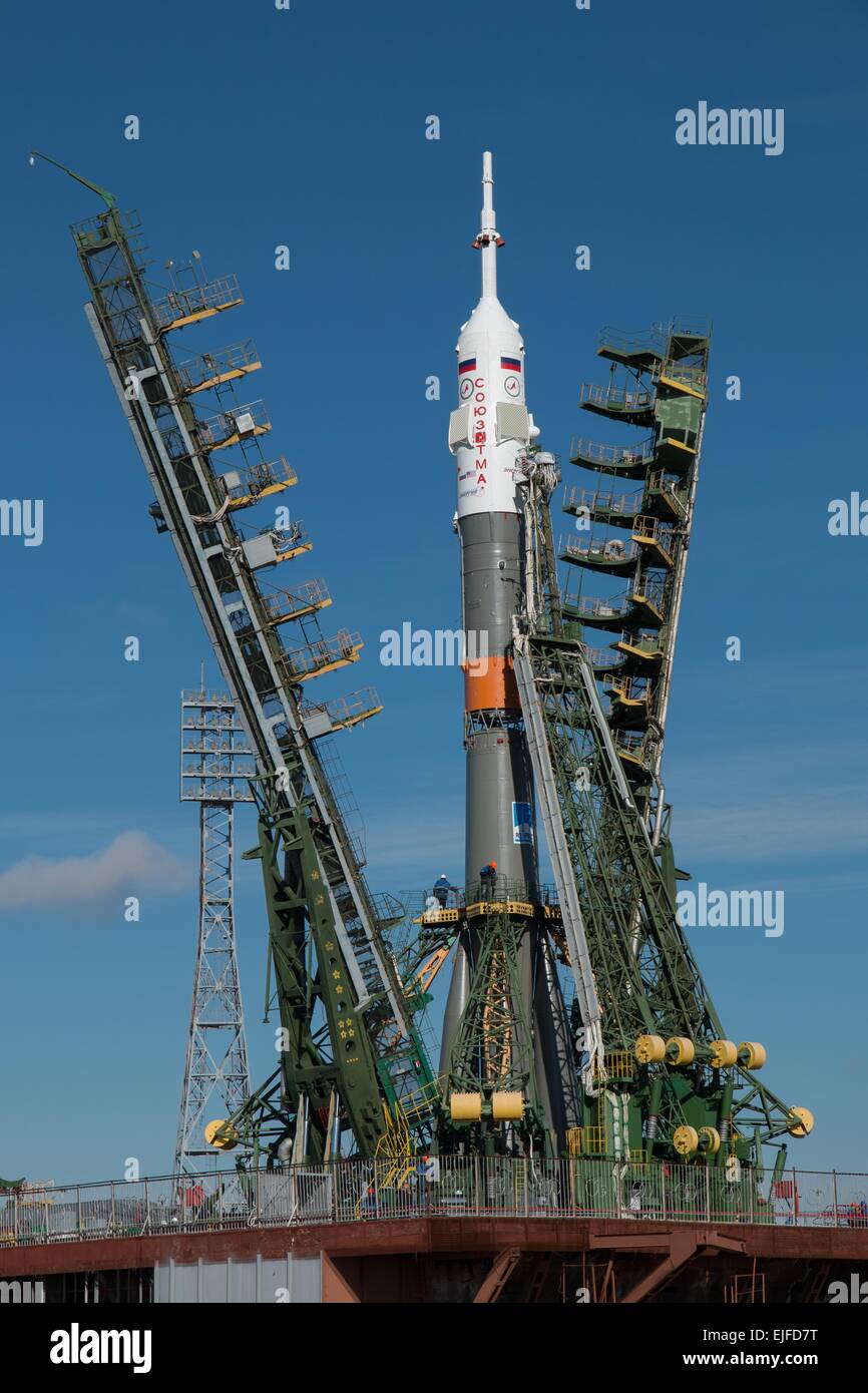 Il Soyuz TMA-16M veicolo spaziale è sollevato in posizione sulla rampa di lancio e il gantry bloccato in posizione presso il cosmodromo di Baikonur Marzo 25, 2015 in Kazakistan. Lancio del razzo Soyuz è prevista per il mese di marzo 28 e porterà Expedition 43 equipaggio alla Stazione spaziale internazionale. Foto Stock