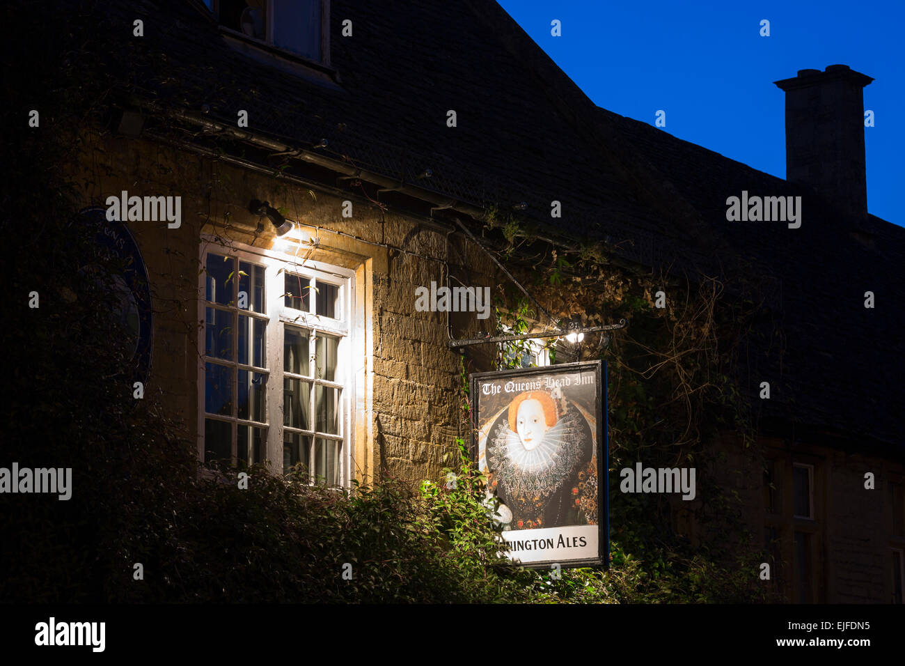 La testa della regina Inn Ristorante e bar, Donnnington Ales, al famoso popolare cittadina turistica Stow-su-il-Wold in Cotswolds, REGNO UNITO Foto Stock