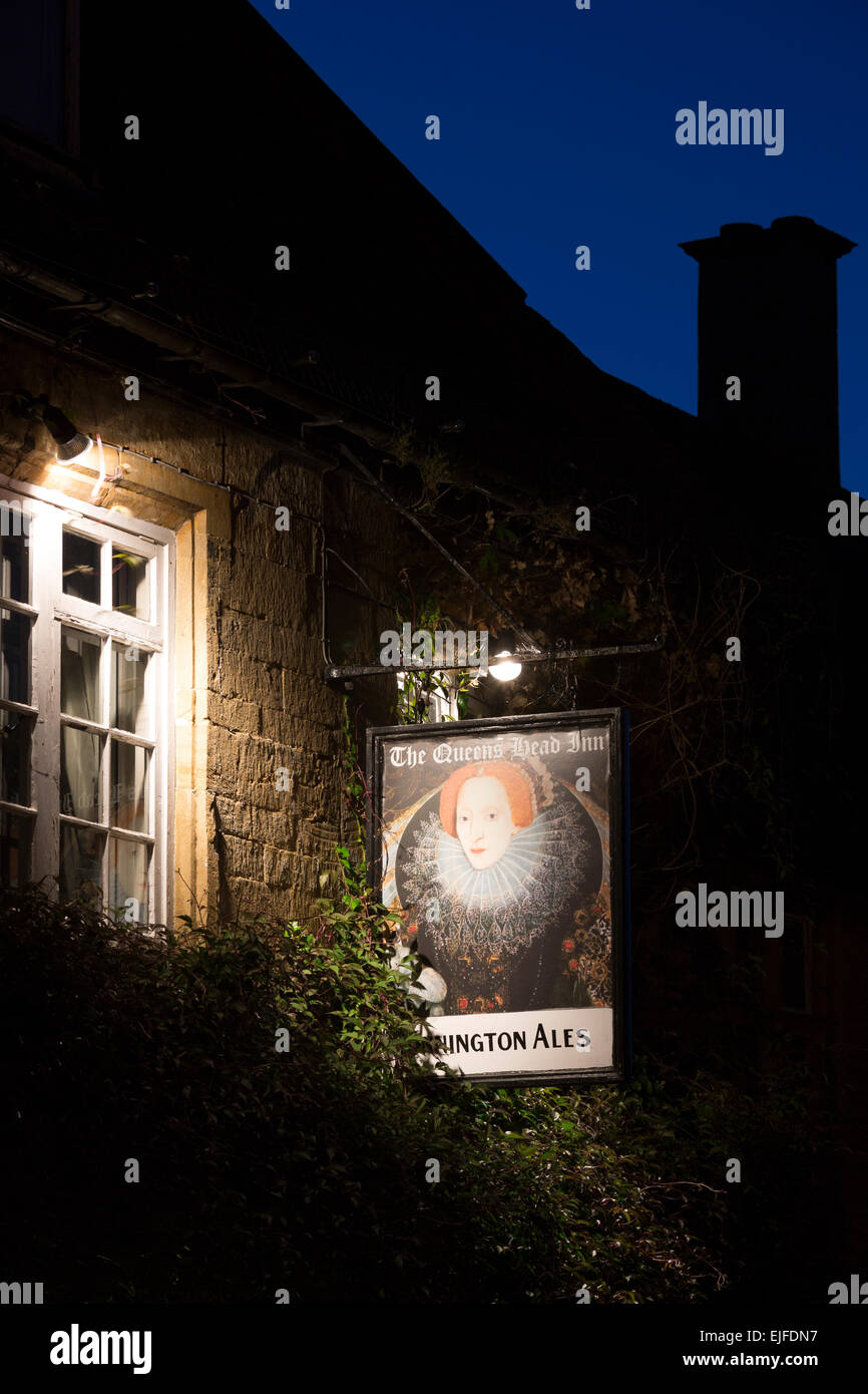 La testa della regina Inn public house bar, Donnnington Ales, a Stow-su-il-Wold in Cotswolds, REGNO UNITO Foto Stock
