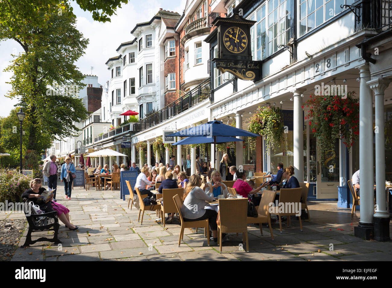 Scena di strada al Pantiles area pedonale di Tunbridge Wells con street cafe e negozi in Kent, England, Regno Unito Foto Stock