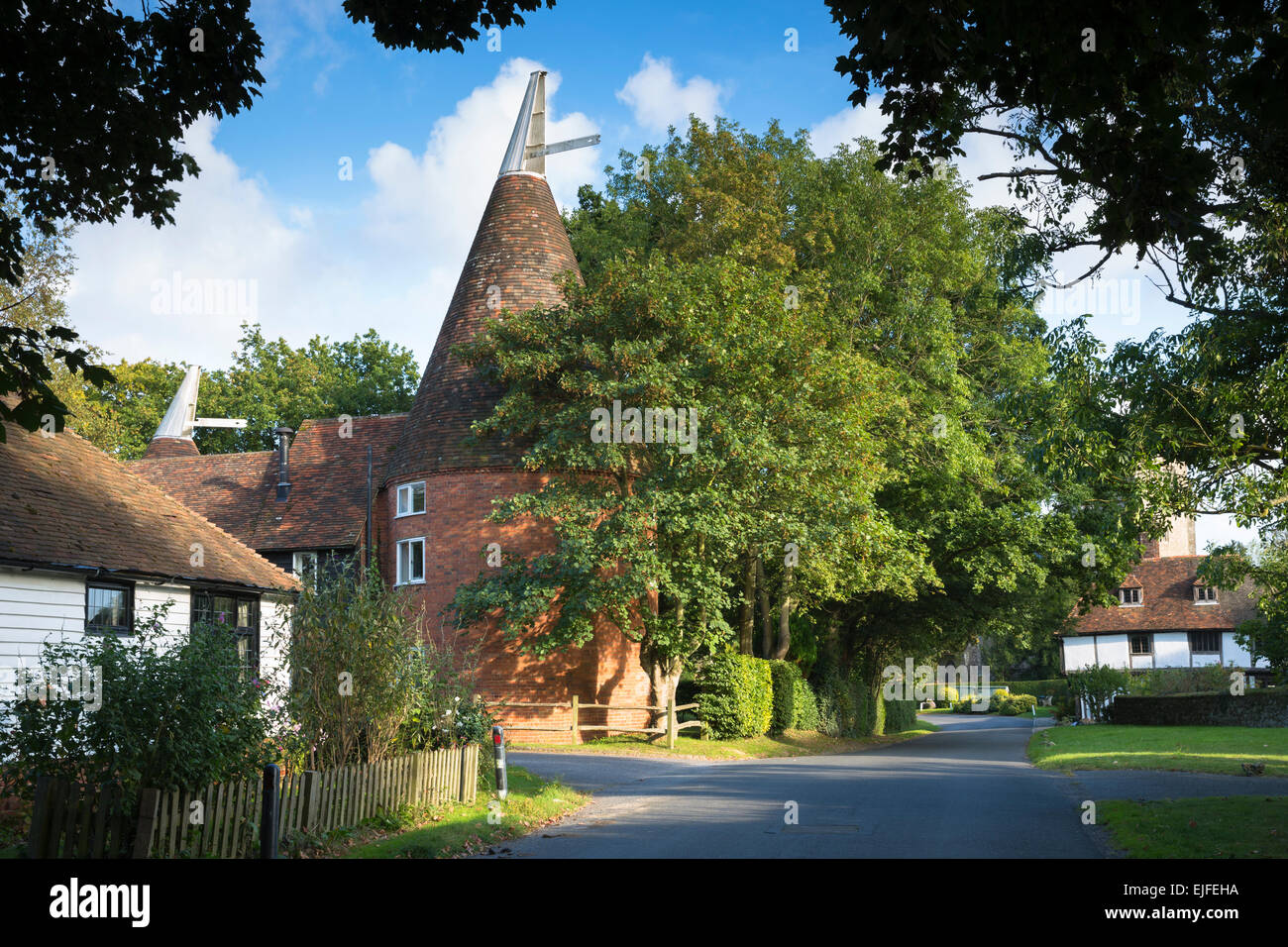 Attraente e pittoresco villaggio di Smarden con tradizionale Kentish oast house in alta Weald nel Kent, England, Regno Unito Foto Stock