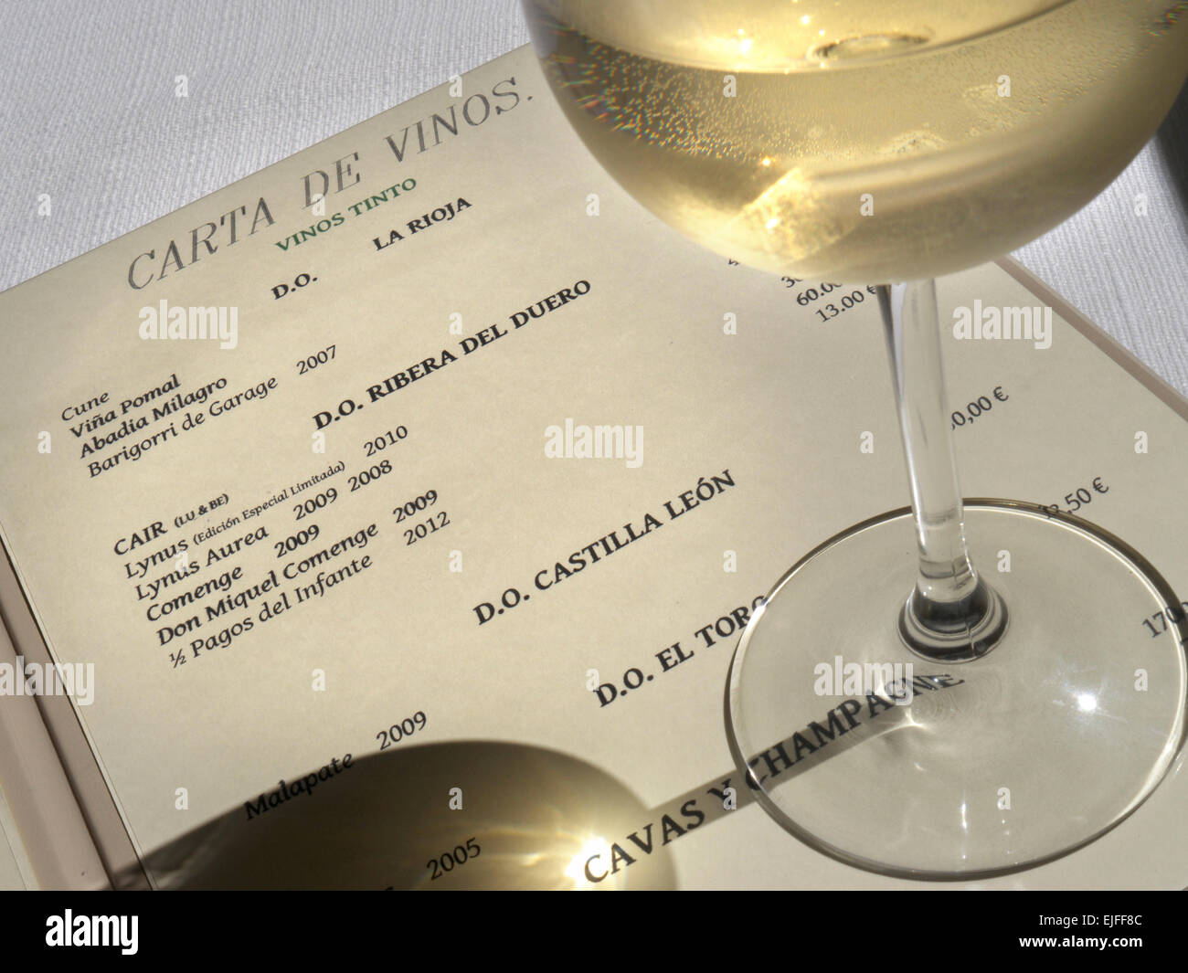 CARTA DEI VINI ALL'APERTO EURO] SPAGNA bicchiere di vino bianco e ristorante selezione di vini spagnoli e portoghesi Isole Canarie Spagna Foto Stock