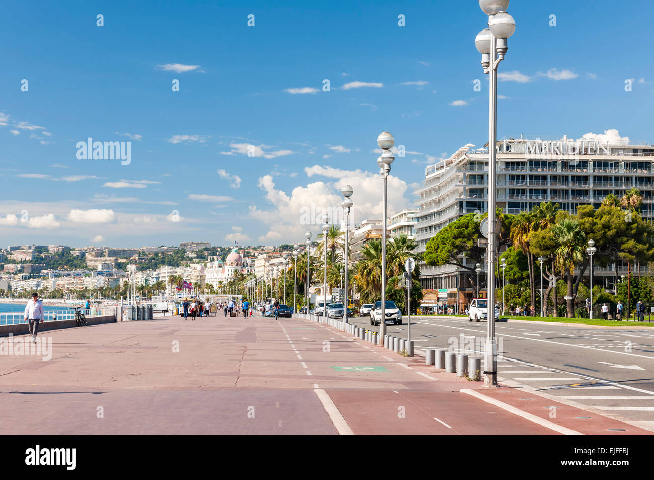 Nizza, Francia - 2 ottobre 2014: Inglese lungomare (Promenade des Anglais) corre lungo il lungomare della citta' vicino a spiaggia comoda Foto Stock