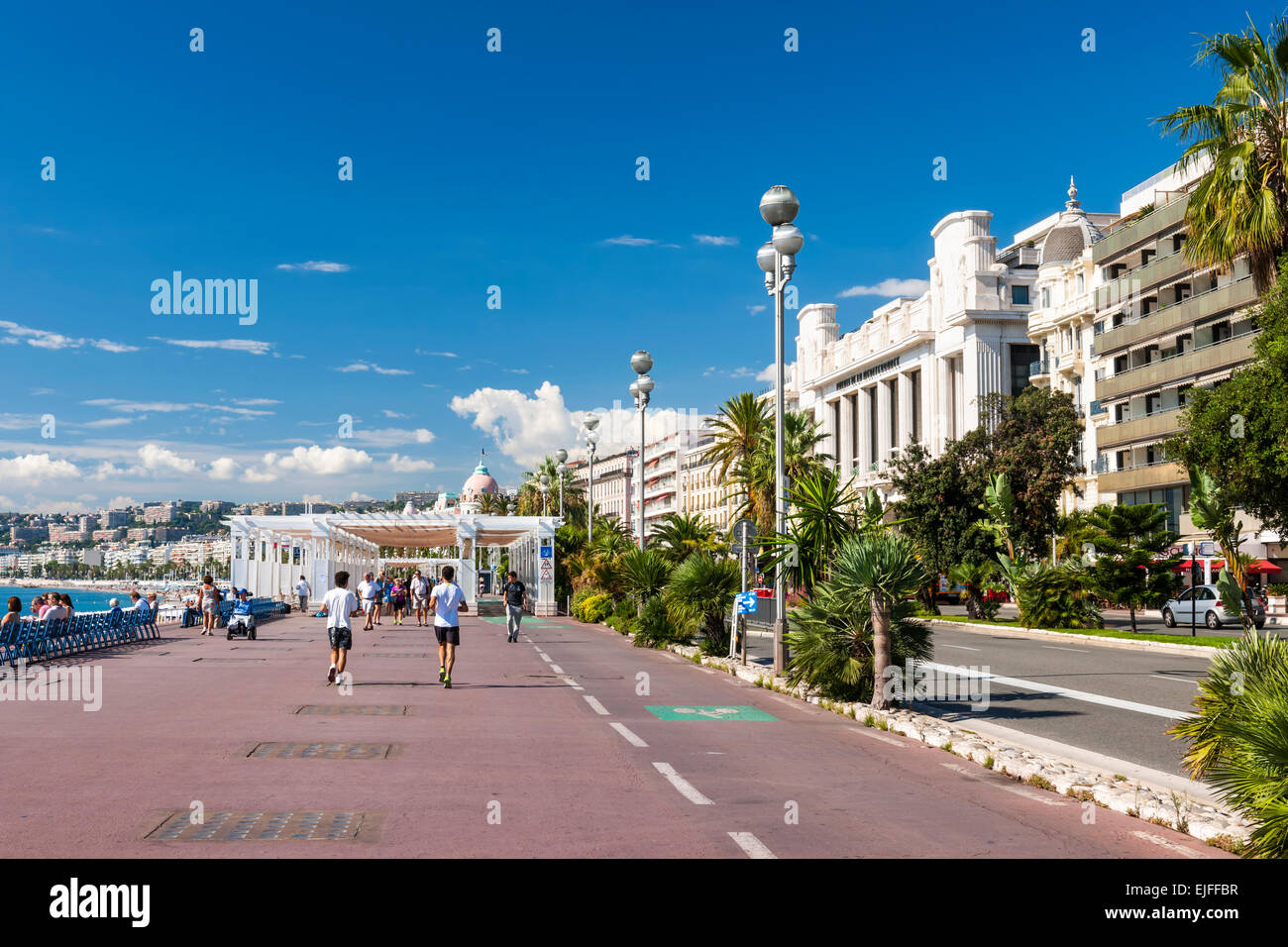 Nizza, Francia - 2 ottobre 2014: per coloro che godono di clima soleggiato e vista del Mar Mediterraneo in inglese promenade Foto Stock