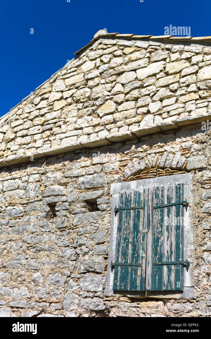 Casa abbandonata con shabby tapparelle nel borgo antico di PALIÀ PERITHIA  Palea Peritheia - Nord Corfù, Grecia Foto stock - Alamy