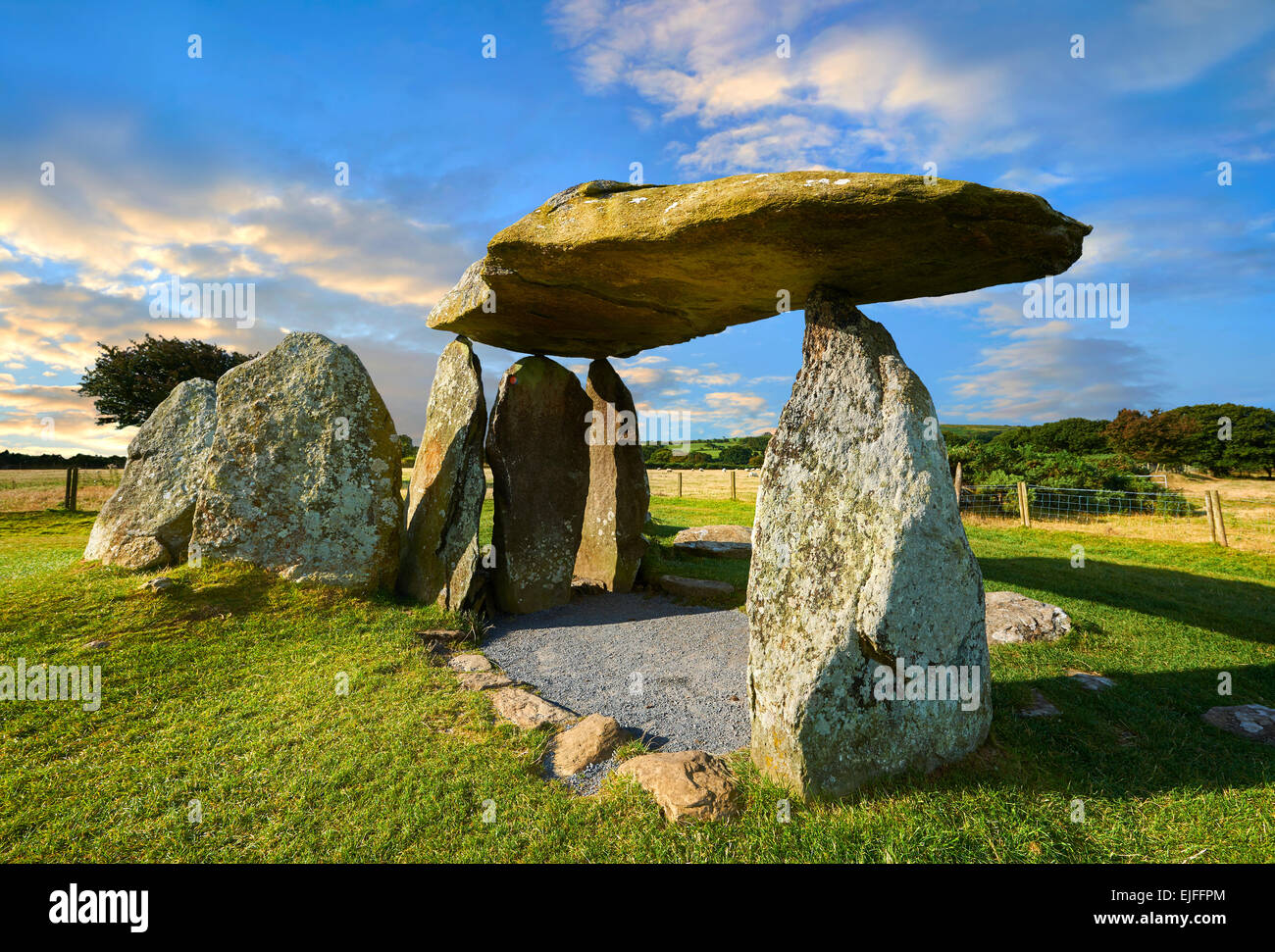 Pentre Ifan un neolitico pietra megalitic sepoltura camera dolmen costruito circa 3500 BC nella parrocchia di Nevern, Pembrokeshire, Galles. Foto Stock