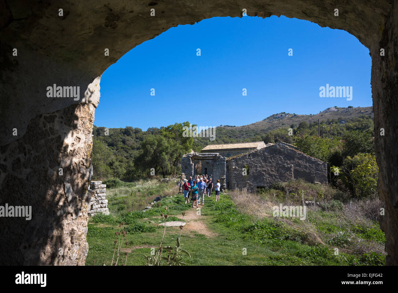 I turisti in visita a casa rovina nel più antico borgo di Corfù - antica PALIÀ PERITHIA - Palea Perithea, Grecia Foto Stock
