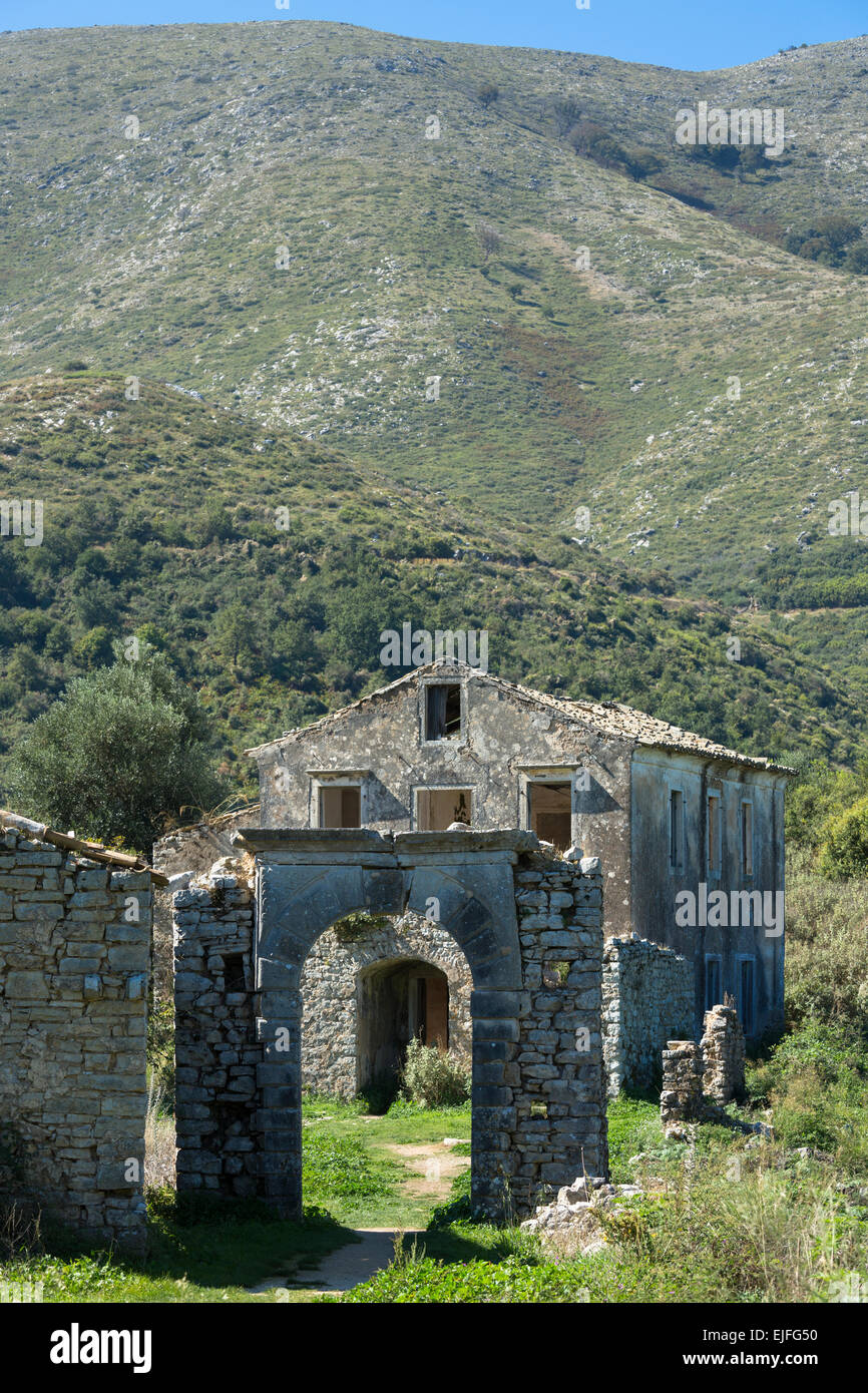 Rovine di Skordilis Mansion House nel più antico borgo di Corfù - antico borgo di montagna PALIÀ PERITHIA - Palea Peritheia, Grecia Foto Stock