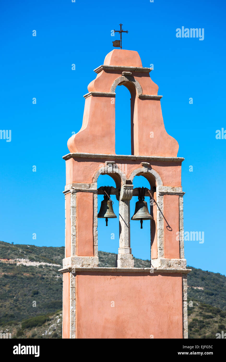 Le campane della chiesa nel campanile di San Iakovos Persis campanile in antico borgo PALIÀ PERITHIA - Palea Peritheia, Corfù, Grecia Foto Stock