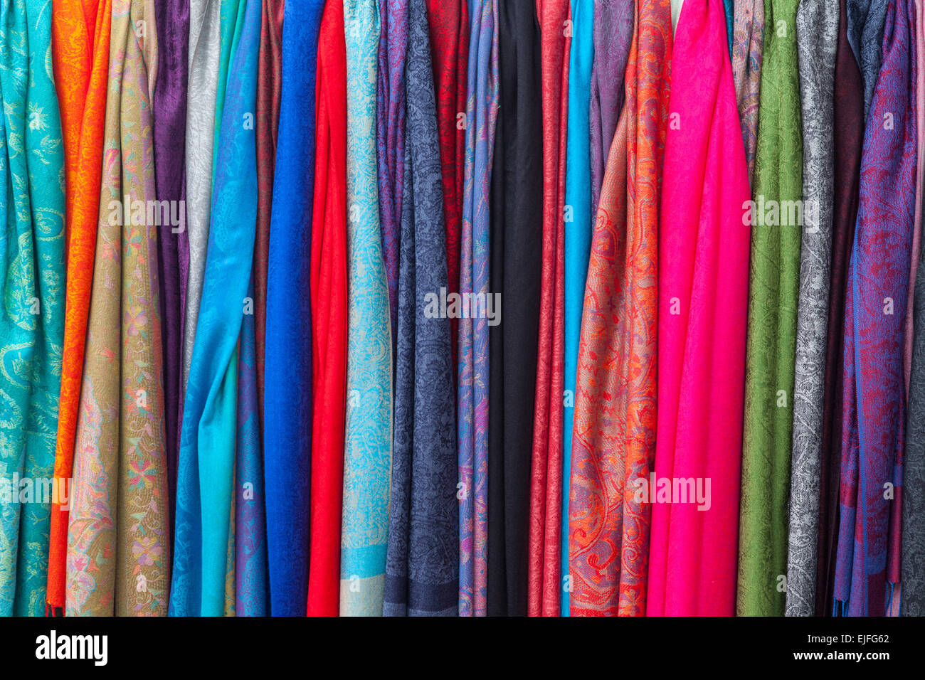 Sciarpe e avvolge appeso su un rack a Granville Island, Vancouver Foto Stock