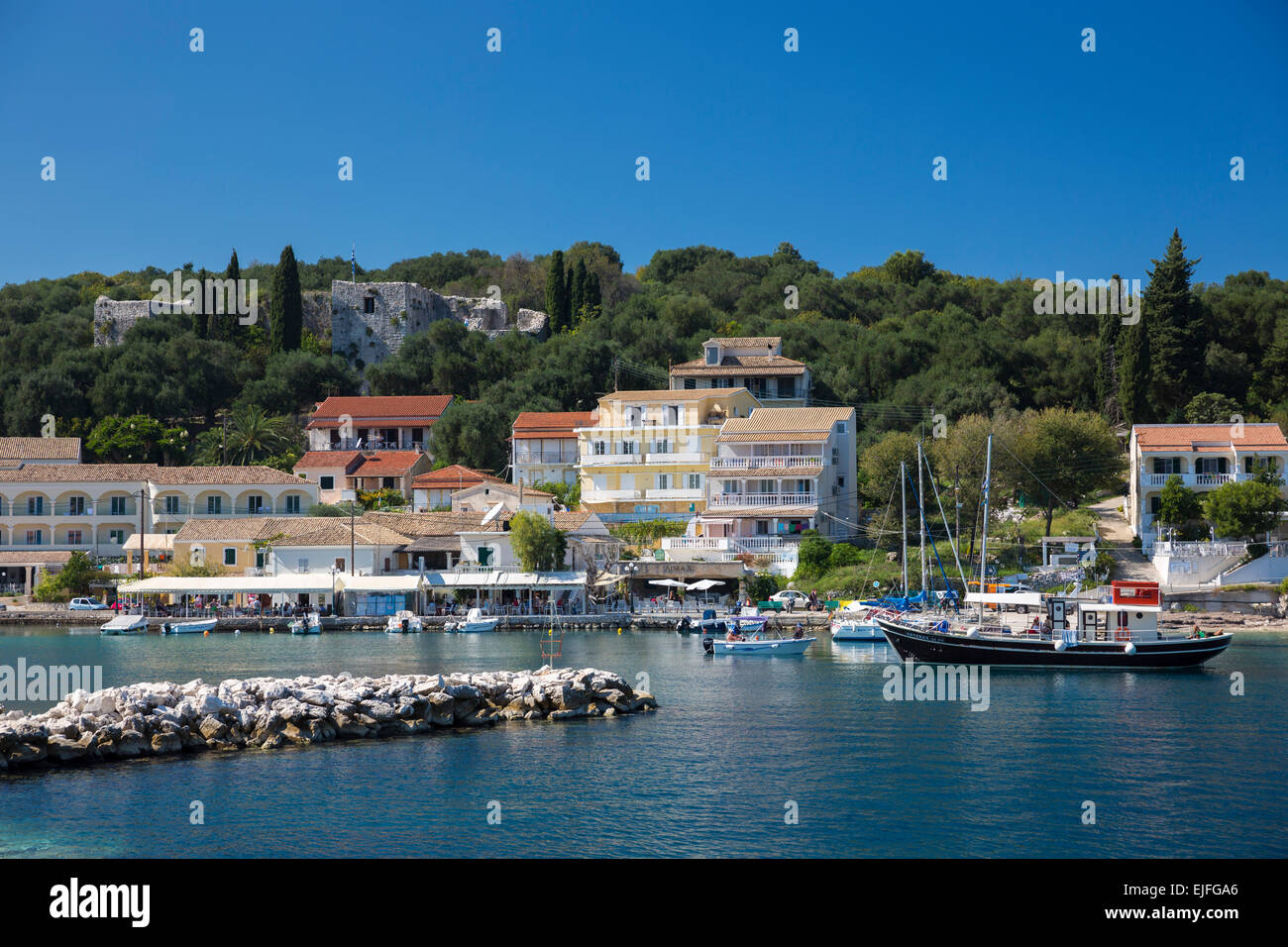 Spettacolare beach resort e il porto di Kassiopi con il blu del cielo e il turchese Mare Ionio, CORFU, ISOLE IONIE della Grecia Foto Stock