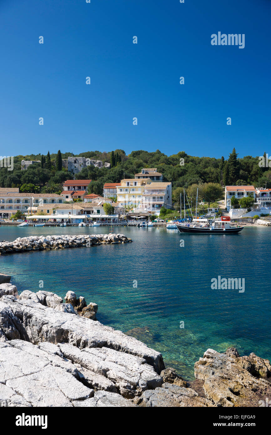 Spettacolare beach resort e il porto di Kassiopi con il blu del cielo e il turchese Mare Ionio, CORFU, ISOLE IONIE della Grecia Foto Stock
