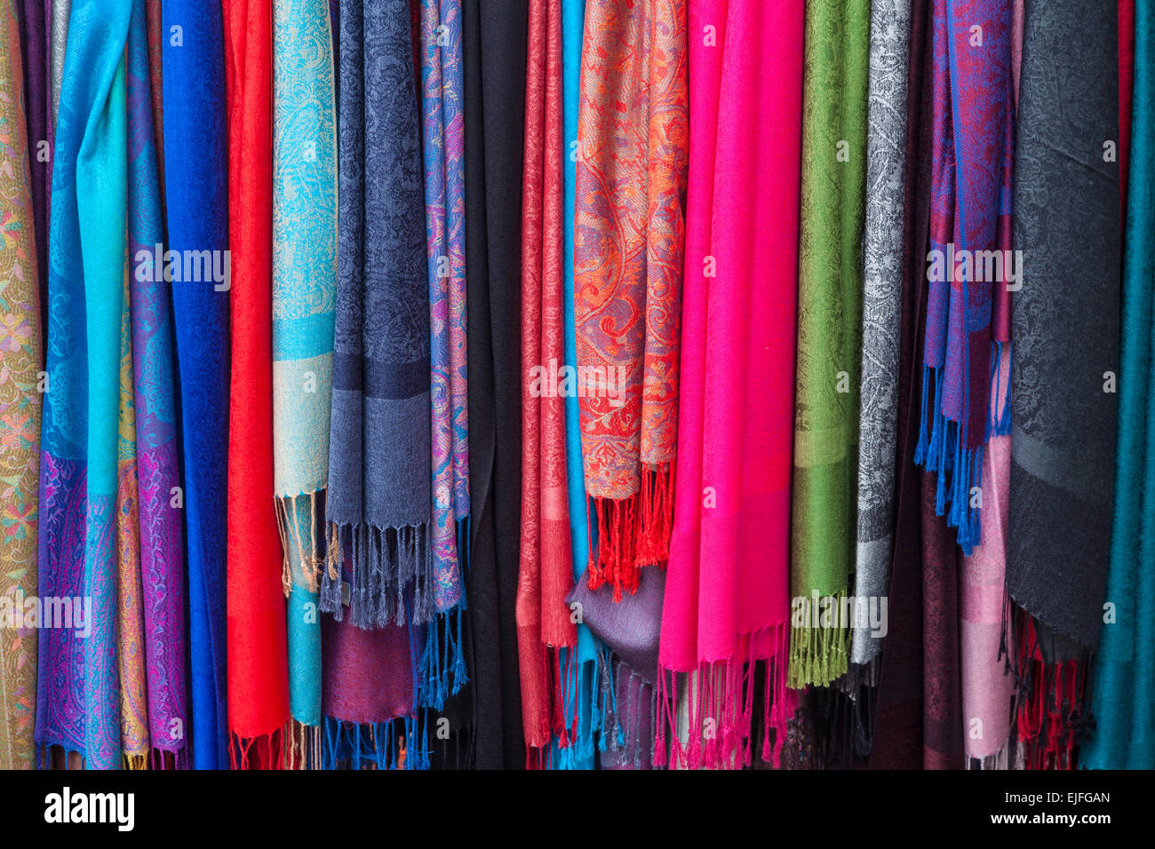 Sciarpe di Pashmina e avvolge appeso su un rack a Granville Island, Vancouver Foto Stock