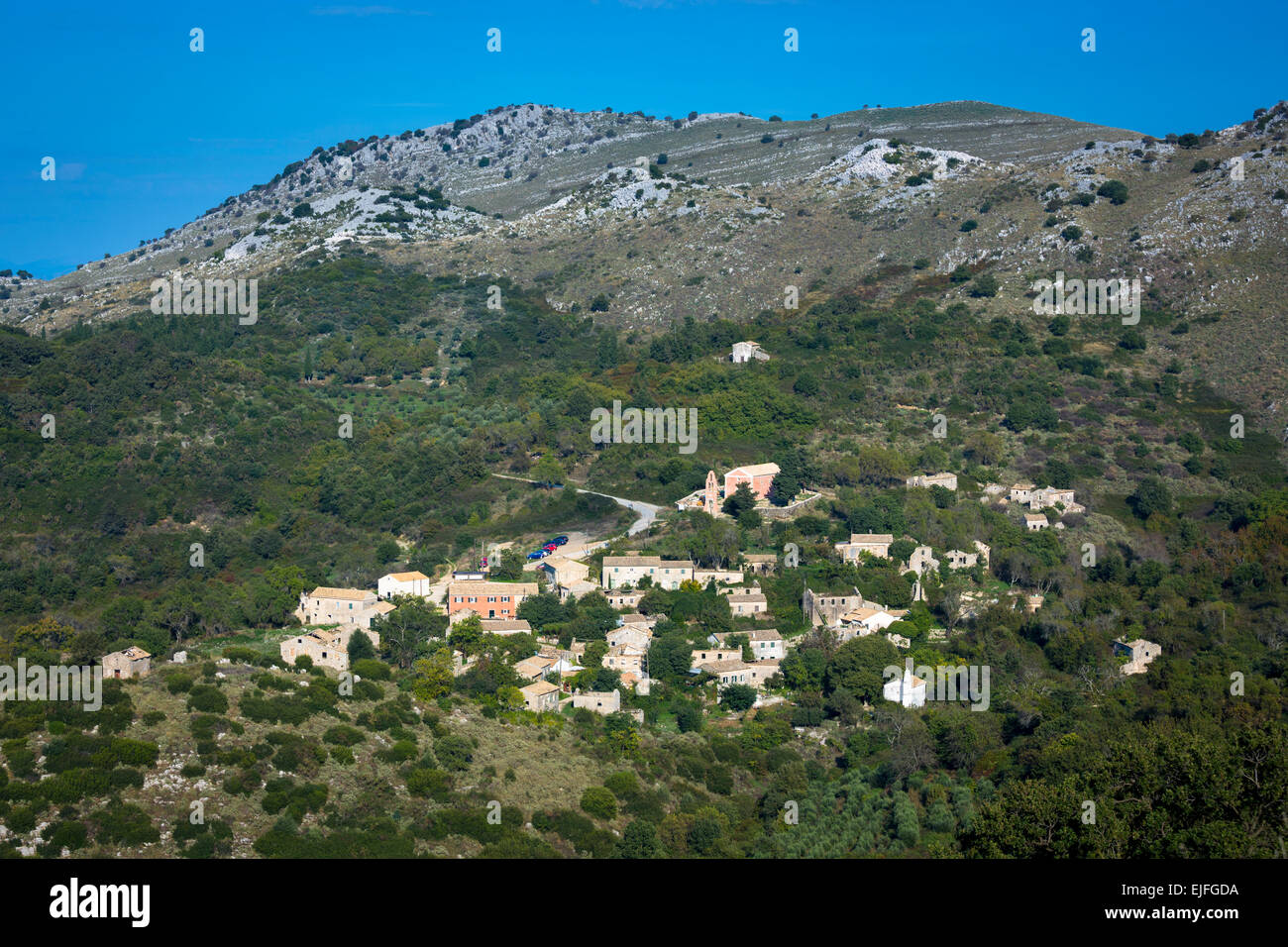 Panoramica vista aerea dall alto della più antica città di Corfù - antico borgo di montagna di PALIÀ PERITHIA annidato in montagna, Gree Foto Stock