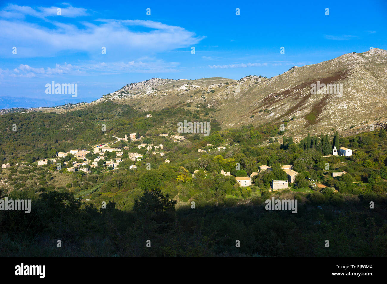 Panoramica vista aerea dall alto della più antica città di Corfù - antico borgo di montagna di PALIÀ PERITHIA annidato in montagna, Gree Foto Stock
