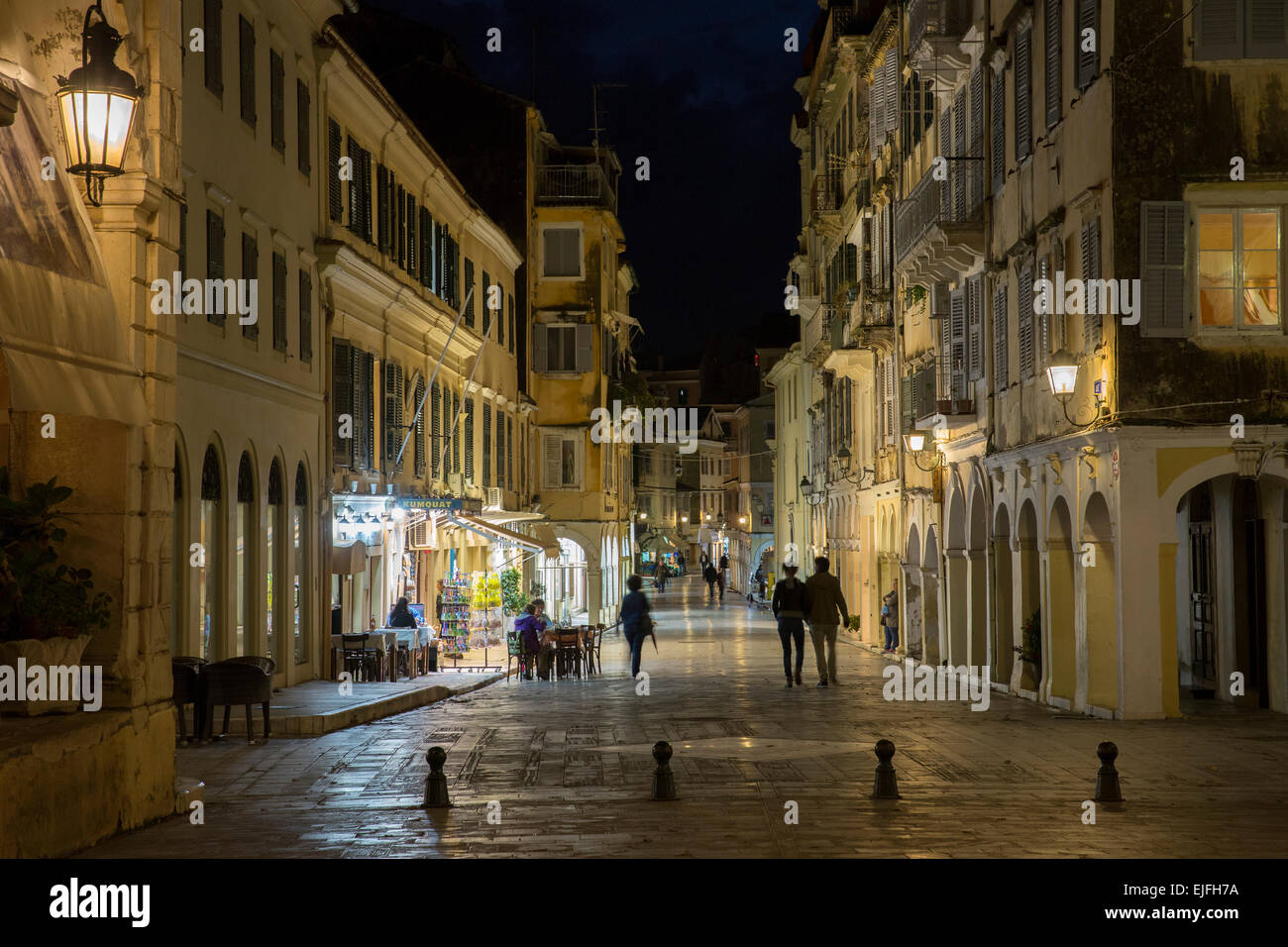 Persone che passeggiano di notte dalla Spianada in Kerkyra, citta di Corfu, Grecia Foto Stock