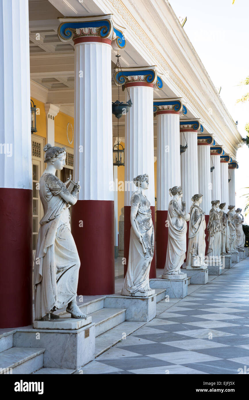 In pietra statue in pietra a Palazzo Achilleion, Museo Achilleio, in Corfu, Grecia Foto Stock