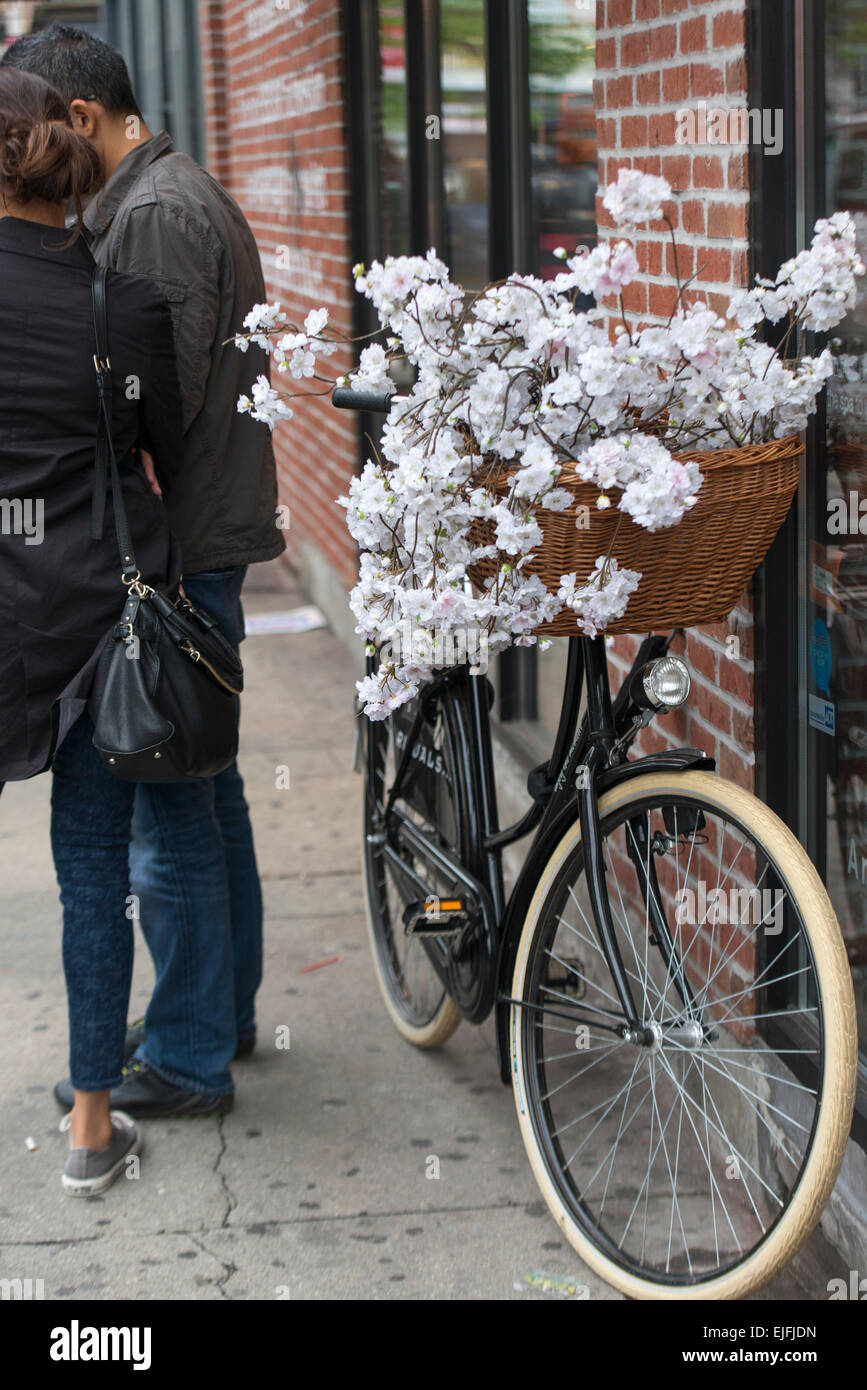 Fiori in bicicletta paniere, SoHo, Manhattan, New York City, nello Stato di New York, Stati Uniti d'America Foto Stock