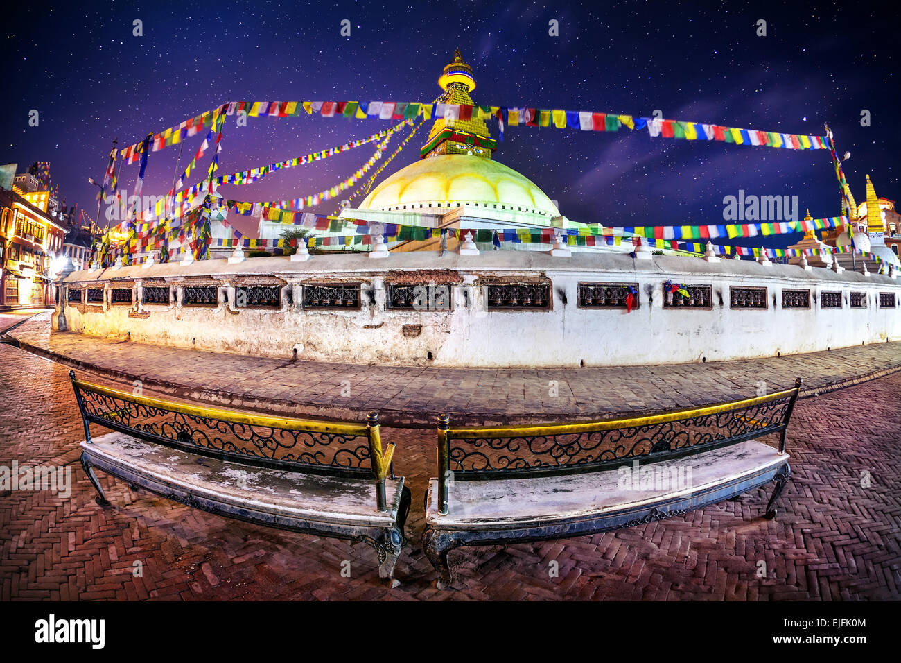 Bodhnath stupa al cielo notturno con stelle nella valle di Kathmandu, Nepal Foto Stock