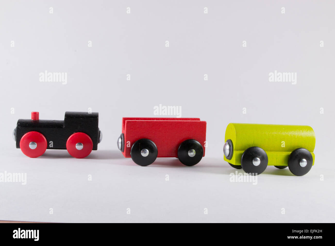 Giocattolo di legno treno estranee - una rottura concettuale di team Foto Stock