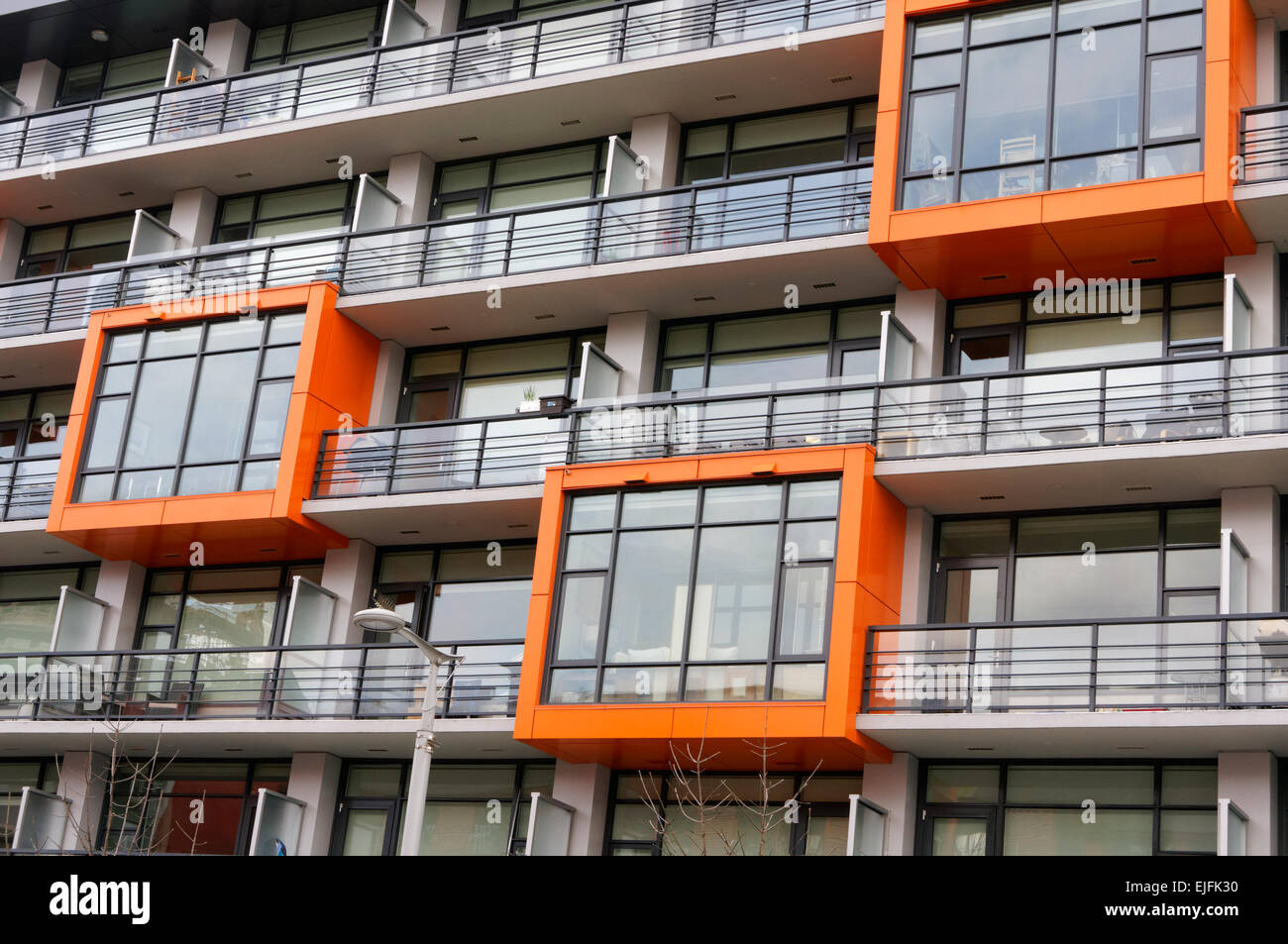 Dettaglio architettonico di un moderno edificio condominiale nel False Creek Village, Vancouver, BC, Canada Foto Stock