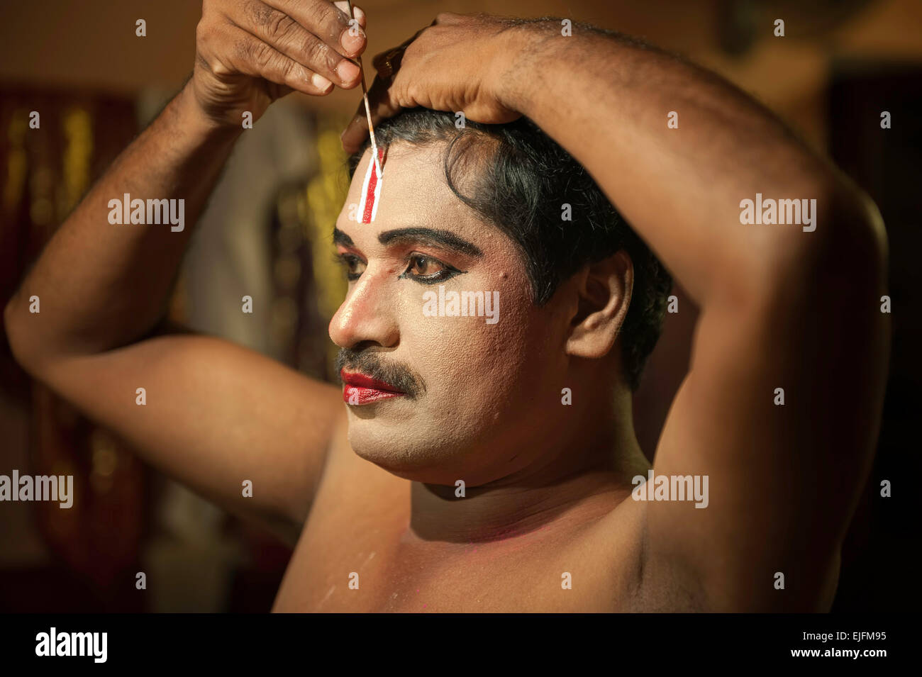 Kathakali artista in greenroom per il trucco Foto Stock