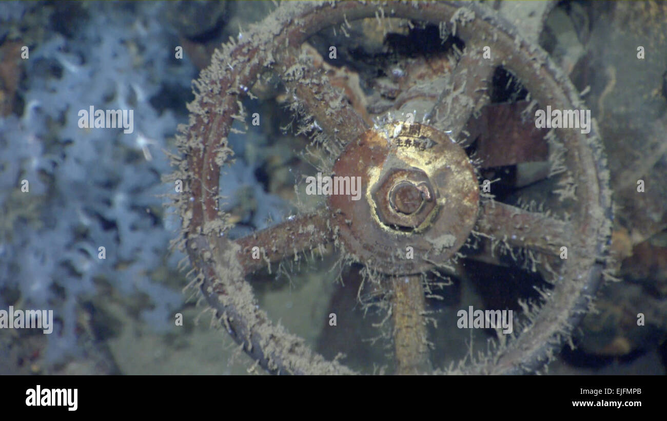 Un handout foto fornita da Paul G. Allen il 2 marzo 2015, la corazzata giapponese Musashi era situato da Paul G. Allen e il suo team di ricerca. Queste sono le prime immagini del relitto catturata dalla Octo ROV DA M/Y polpo. Si tratta di una ruota su una valvola che sarebbe stato da una minore area di ingegneria che contiene alcune ancora da tradurre la scrittura. © Paul G. Allen/Handout/AFLO/Alamy Live News Foto Stock