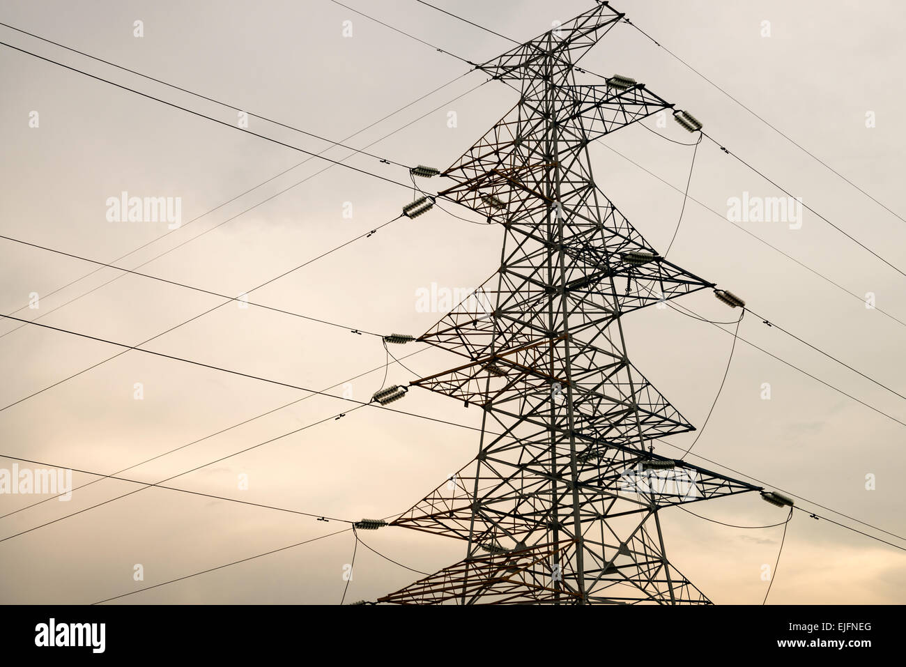 Architettura alternativa blu cavo integrato nuvoloso attuale pericolo elettrico distribuzione energia elettrica energetic energia en Foto Stock