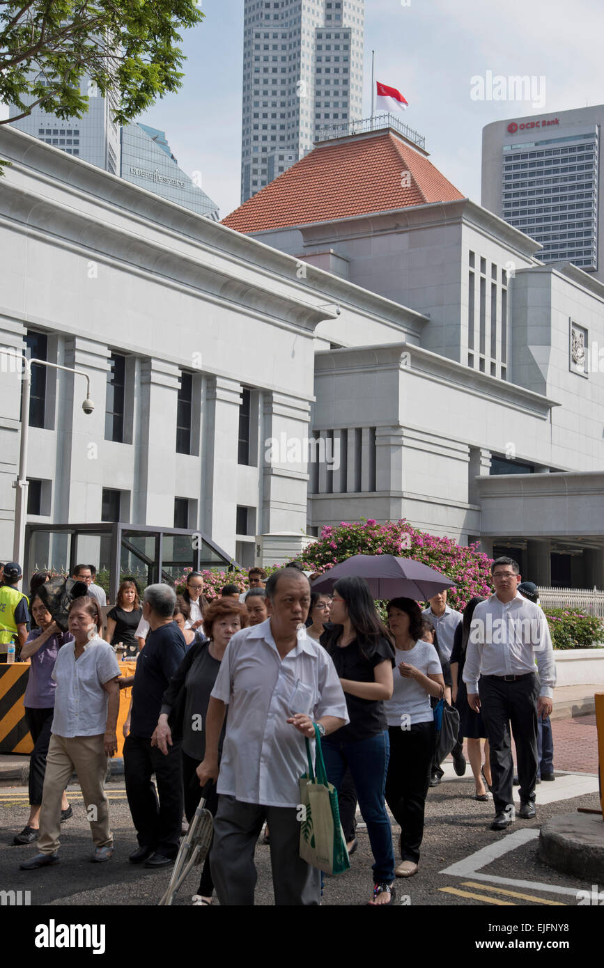 Un enorme coda formata in central Singapore come migliaia di attendere per rendere omaggio al più tardi Lee Kuan Yew giacenti nello stato in parlamento. Foto Stock