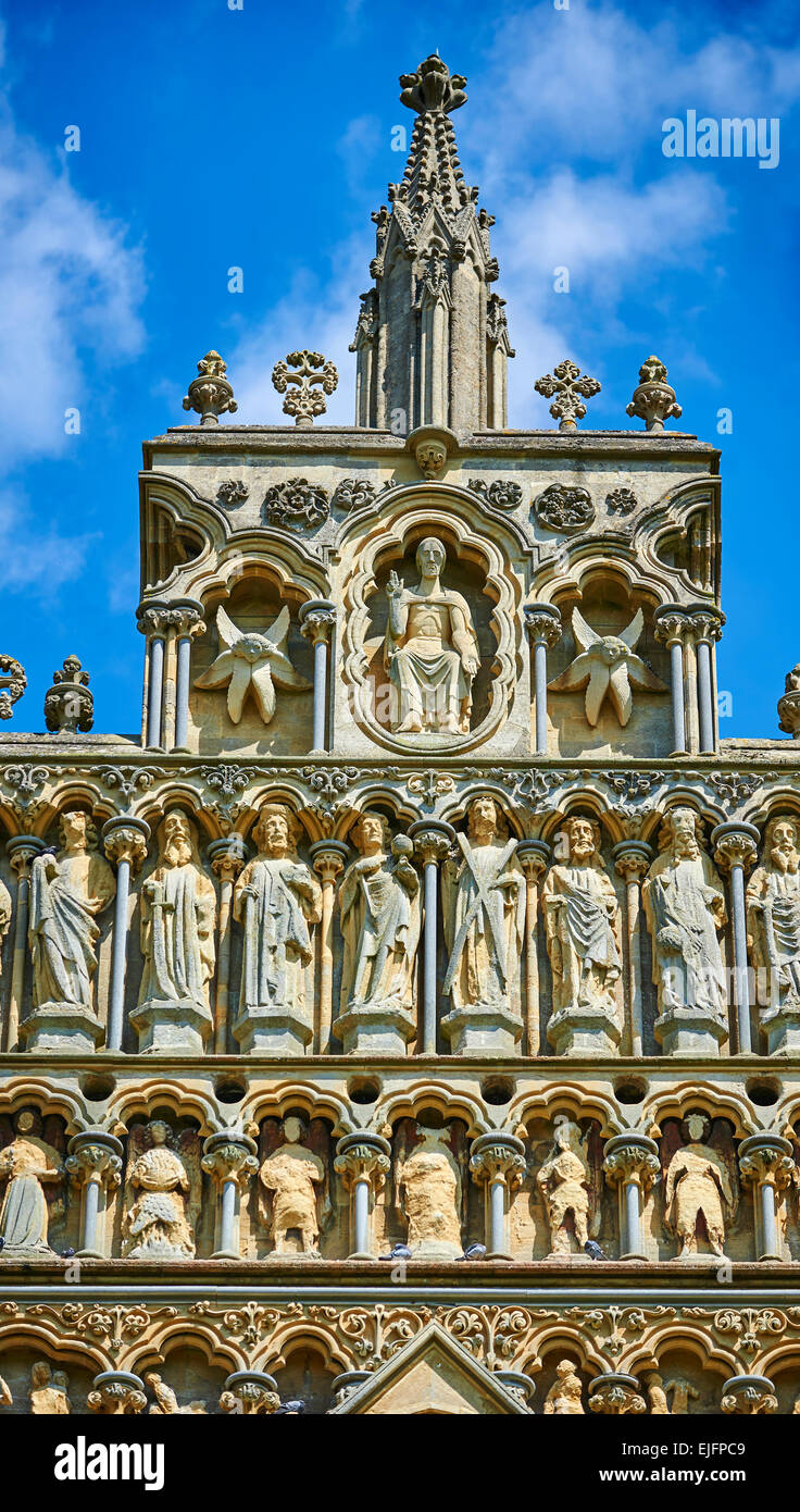 Le statue della facciata della medievale Cattedrale di Wells costruito nei primi inglese in stile gotico in 1175, Wells Somerset, Inghilterra Foto Stock