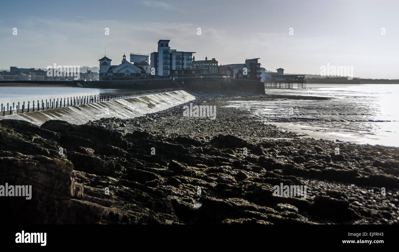 La strada rialzata che attraversa il lago marino a Knightstone Isola, Weston-super-Mare, North Somerset, Inghilterra. Foto Stock