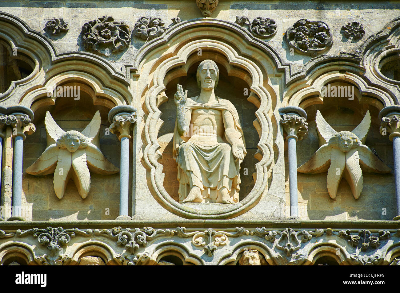 Cristo Pantocratore statua sulla i pozzi medievale Cattedrale costruita nei primi inglese in stile gotico, Wells Somerset, Inghilterra Foto Stock