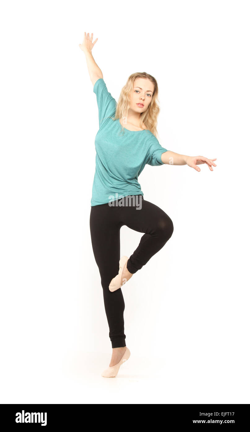Giovane bellissima ballerina in posa su uno sfondo per studio Foto Stock