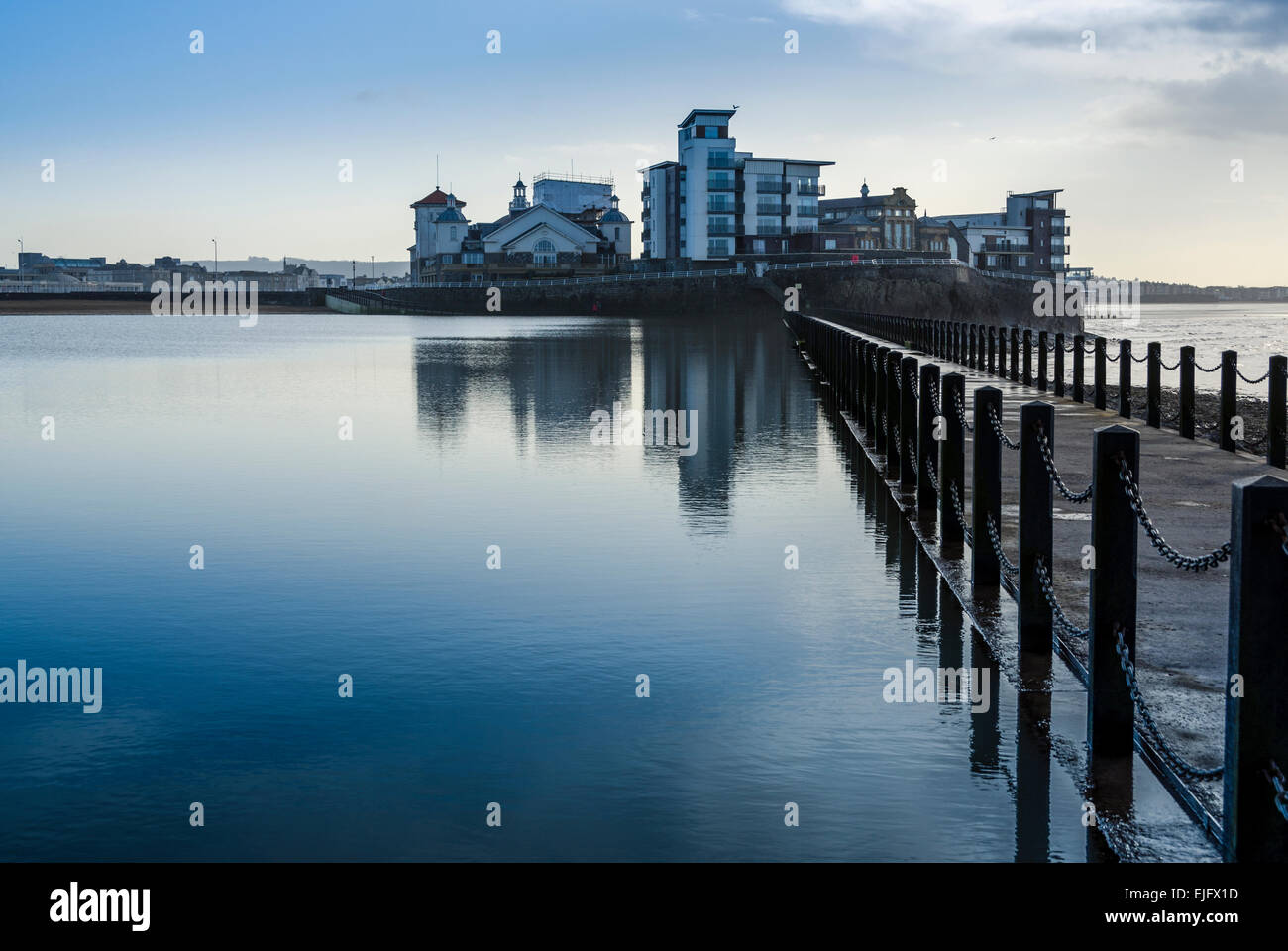 La strada rialzata che attraversa il lago marino a Knightstone Isola, Weston-super-Mare, North Somerset, Inghilterra. Foto Stock