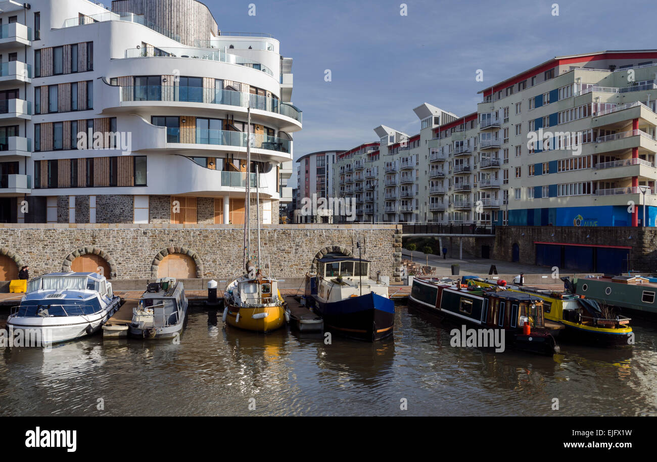 Alloggiamento moderni sviluppi e case galleggianti ormeggiate su di Bristol Harbourside. Foto Stock