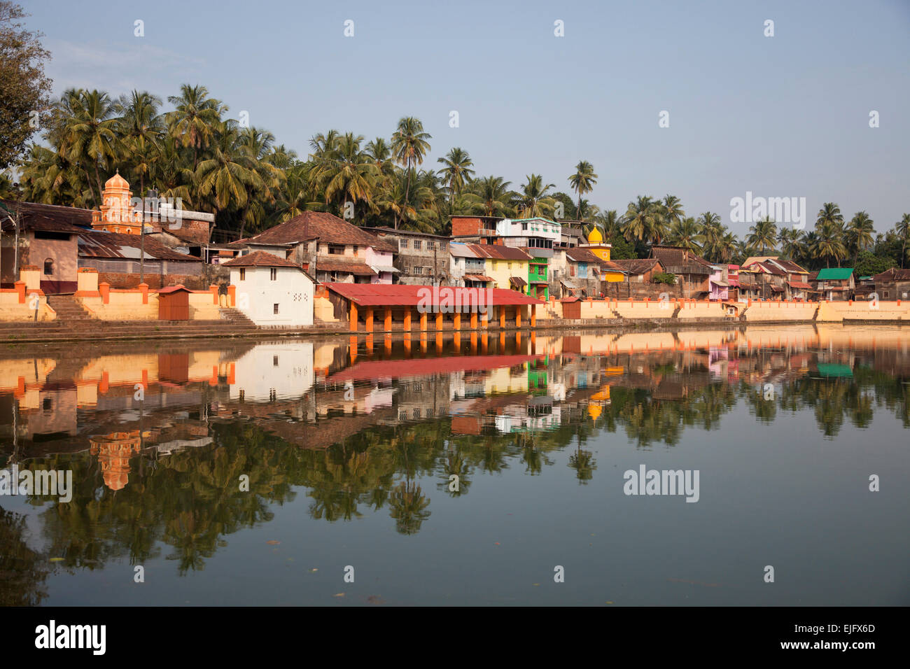 Koti Teertha, lago sacro e area nuoto, Gokarna, Karnataka, India Foto Stock