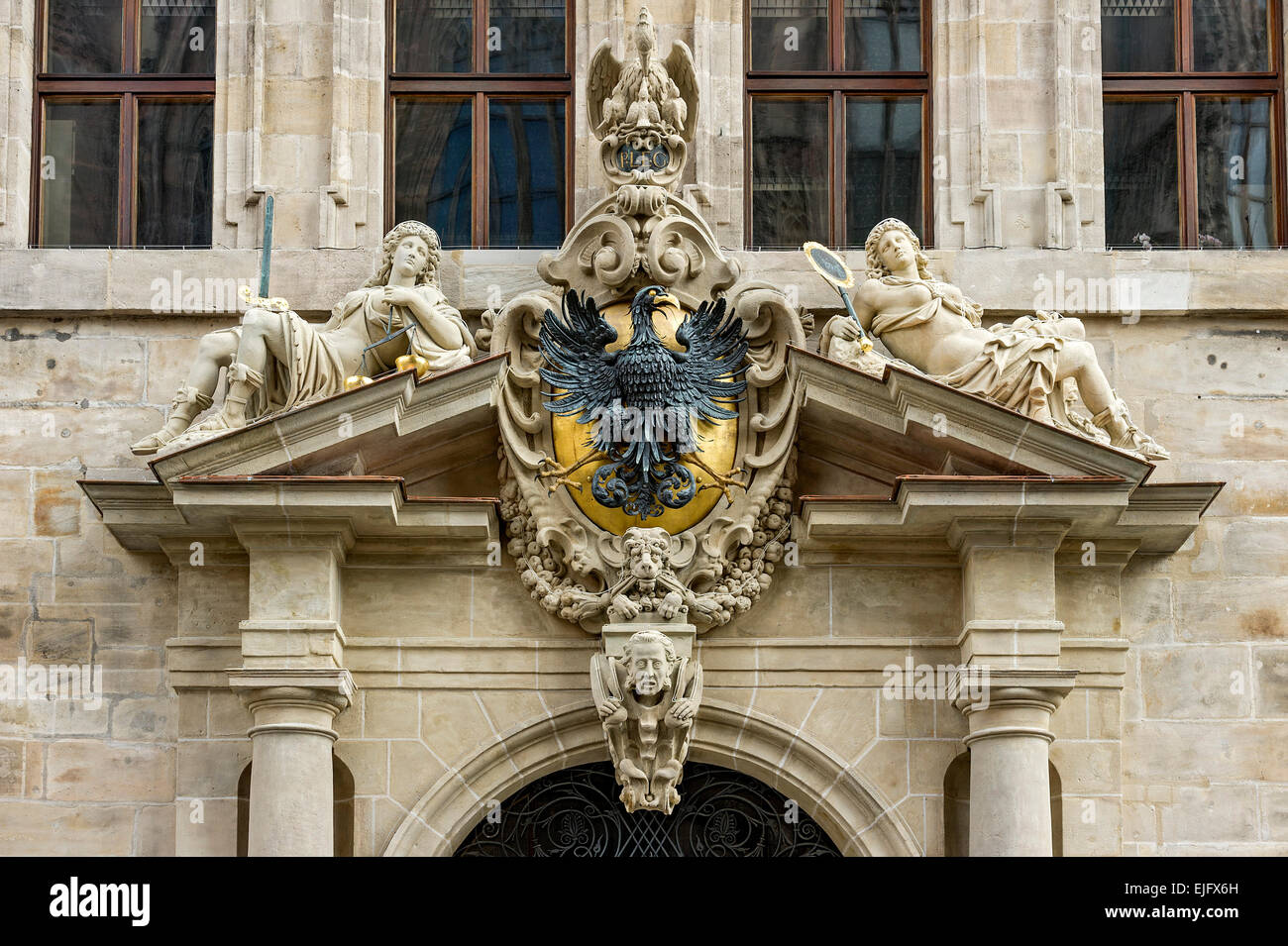 Il Crest con eagle e figure allegoriche, Ufficio di Norimberga Reichsschultheiß o Imperial mayor, Vecchio Municipio Foto Stock