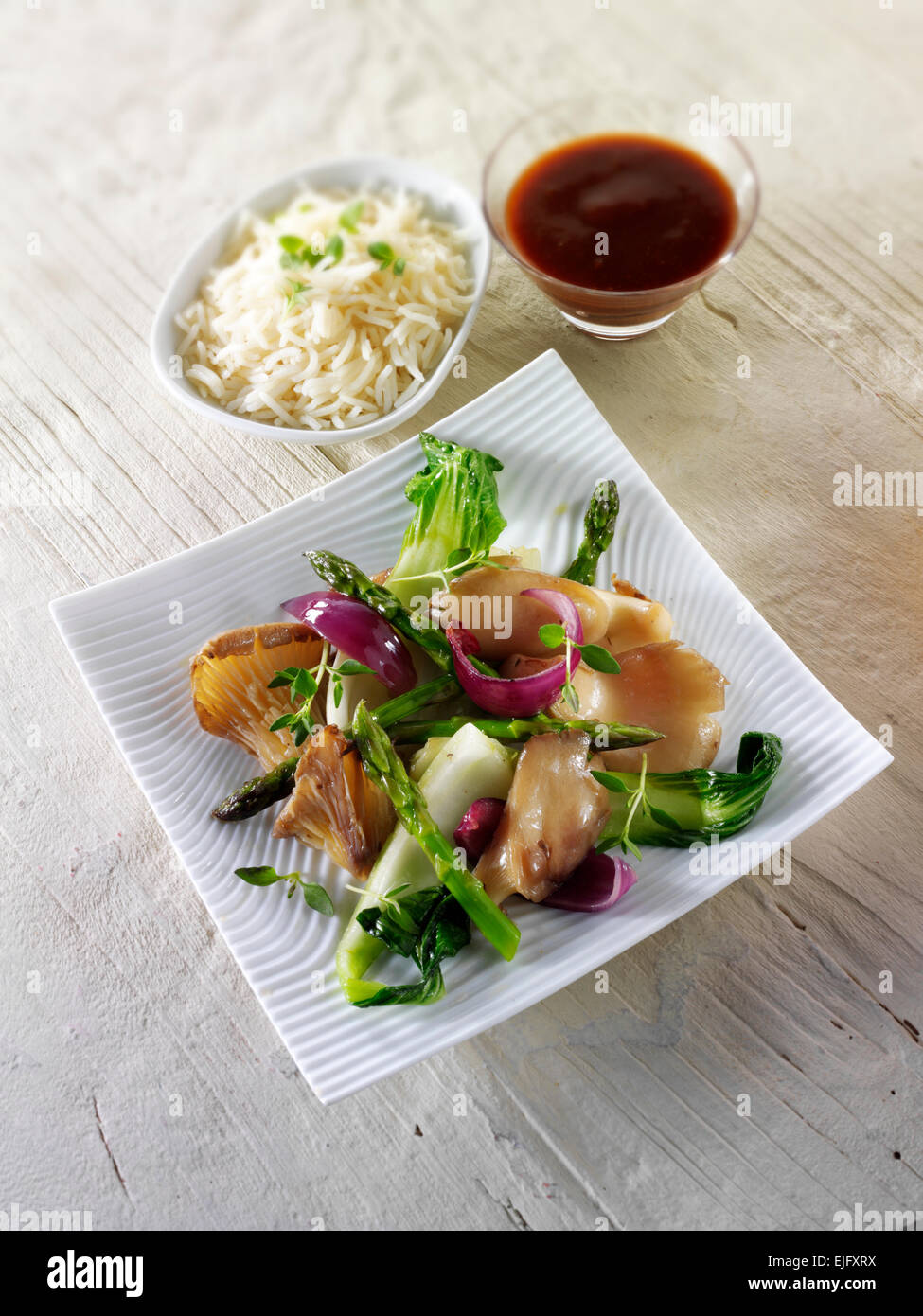 Oriental Cinese Vegetariani stir fry di verdure e funghi Foto Stock