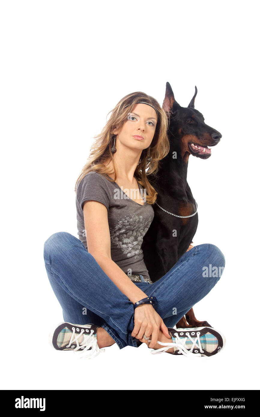 Giovane donna con il nero dobermann cane, isolato su bianco Foto Stock