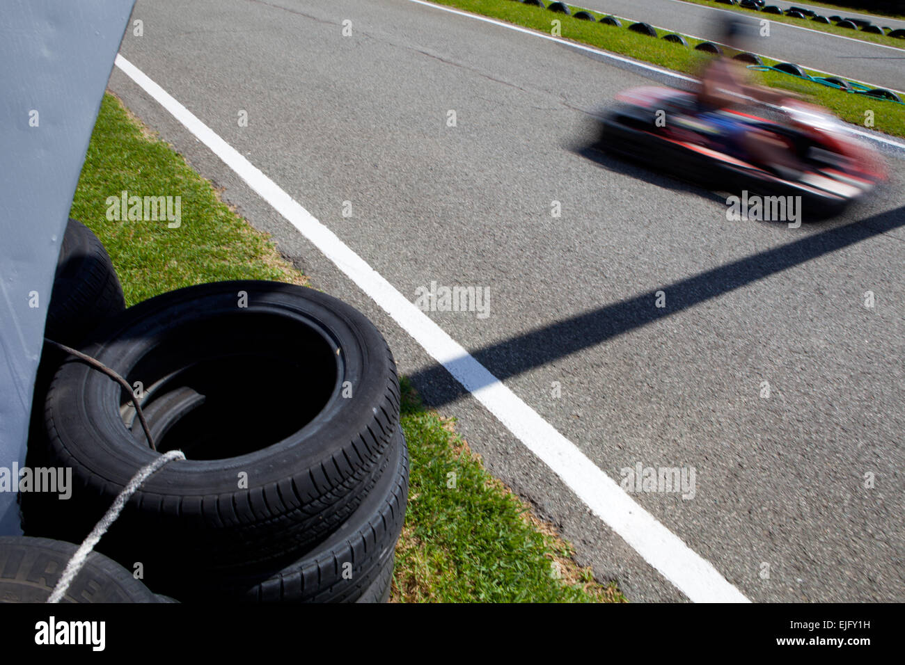 Irriconoscibile la gente divertirsi su un go cart. Stagione estiva Foto Stock