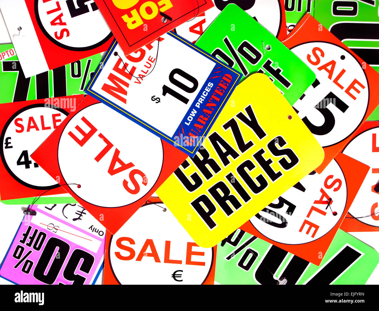 Sacco di varie etichette di sconto in un heap. Foto Stock