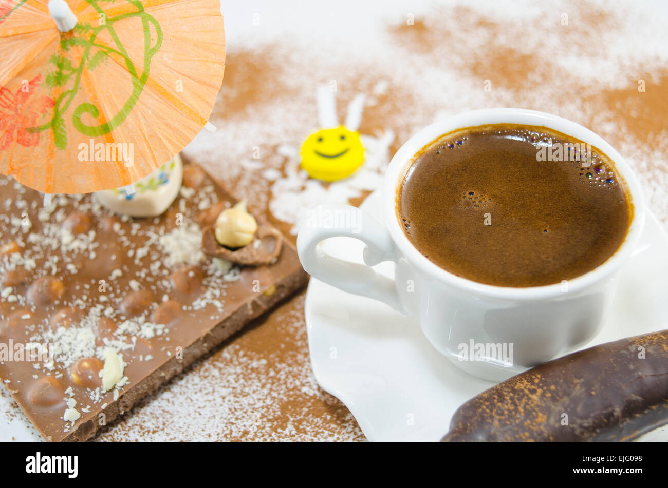 Tazza di caffè con un cuore sottilmente polistirolo sagomato decorato con fiori e a forma di banana cioccolato Foto Stock