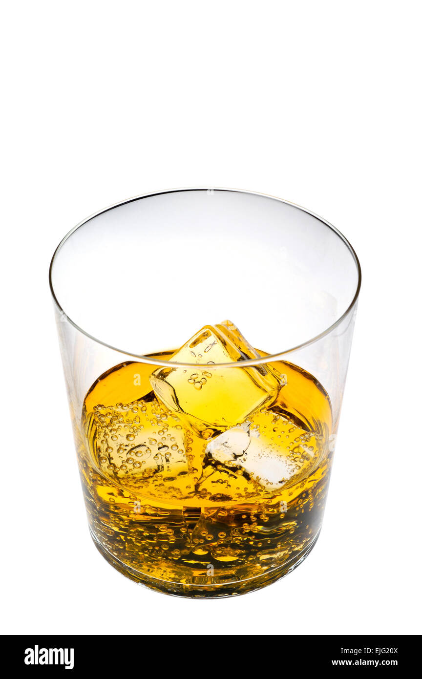 Bicchiere di bibita giallo con ghiaccio con tracciato di ritaglio Foto Stock