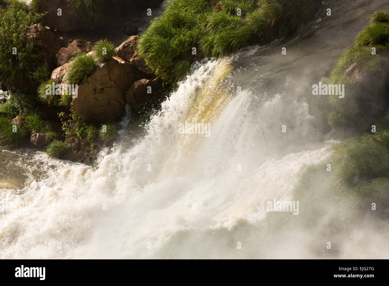 Argentina, Iguazu Falls, acqua che fluisce oltre Bernabe Mendez cascata Foto Stock