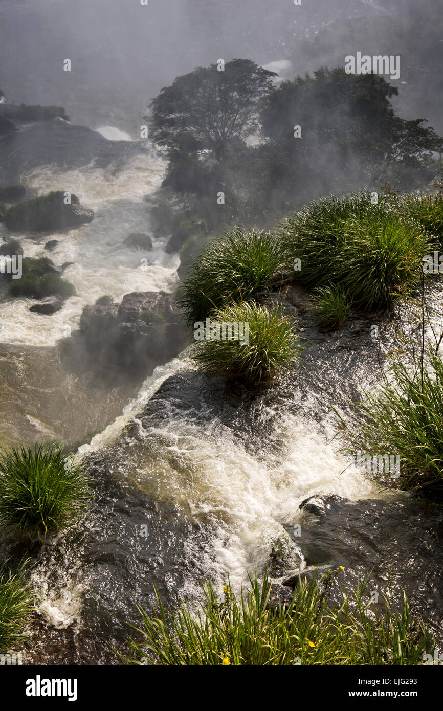 Argentina, Iguazu Falls, acqua che scorre sopra le cascate Foto Stock