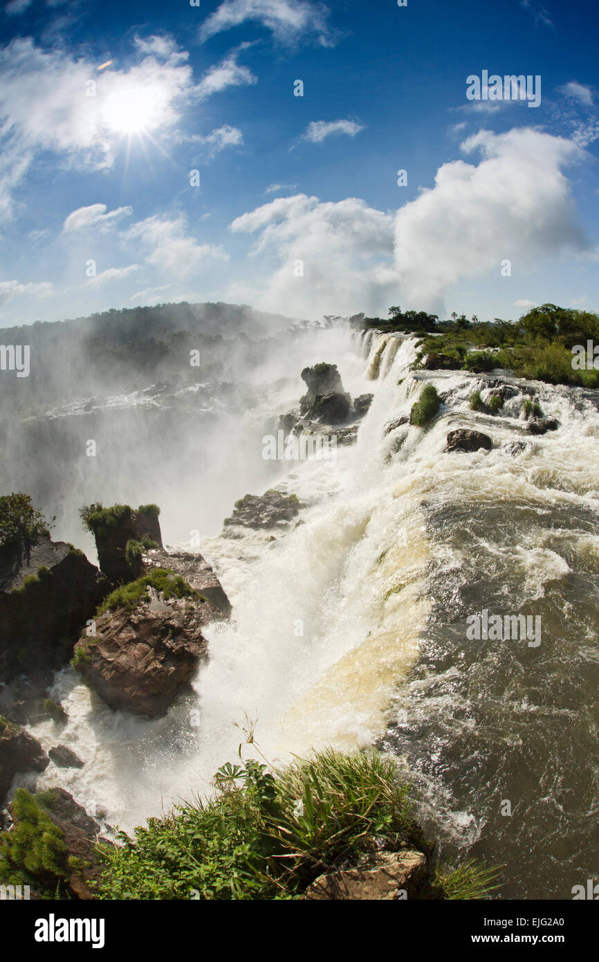 Argentina, Iguazu Falls, acqua che fluisce oltre San Martin, Mbigua e Bernabe Mendez cascate Foto Stock
