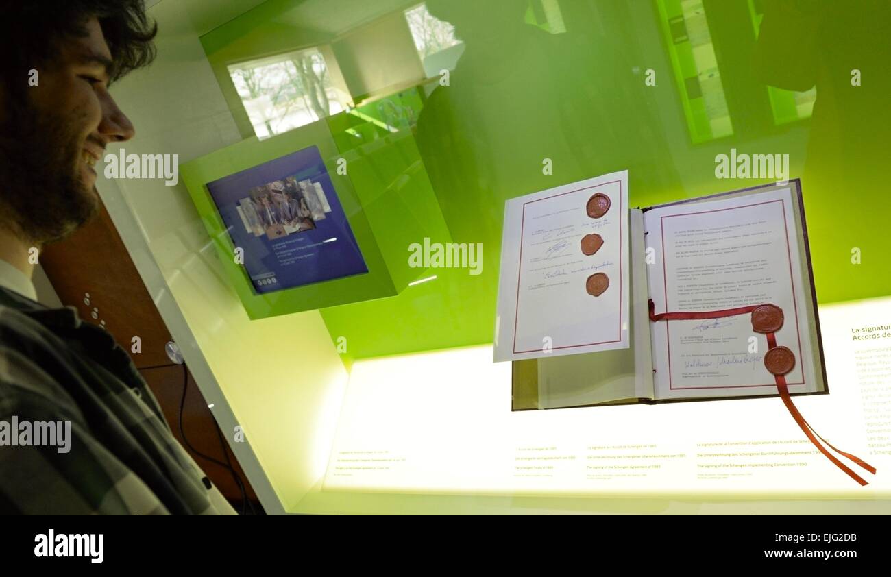 L'accordo di Schengen nel museo europeo di Schengen nel Lussemburgo città di Schengen, Marzo 23, 2015, che si sta preparando per il mese di giugno le celebrazioni del trentesimo anniversario della firma di un accordo relativo alla soppressione graduale dei controlli alle frontiere comuni tra Francia, Germania, Belgio, Paesi Bassi e Lussemburgo. Accordo che è alla base dell'attuale area di libera circolazione, riunisce 26 paesi con più di 410 milioni di persone. L'accordo di Schengen è entrato in vigore esattamente venti anni fa insieme a cinque anni più vecchio Convenzione di applicazione. (CTK foto/Jakub Dospiva) Foto Stock