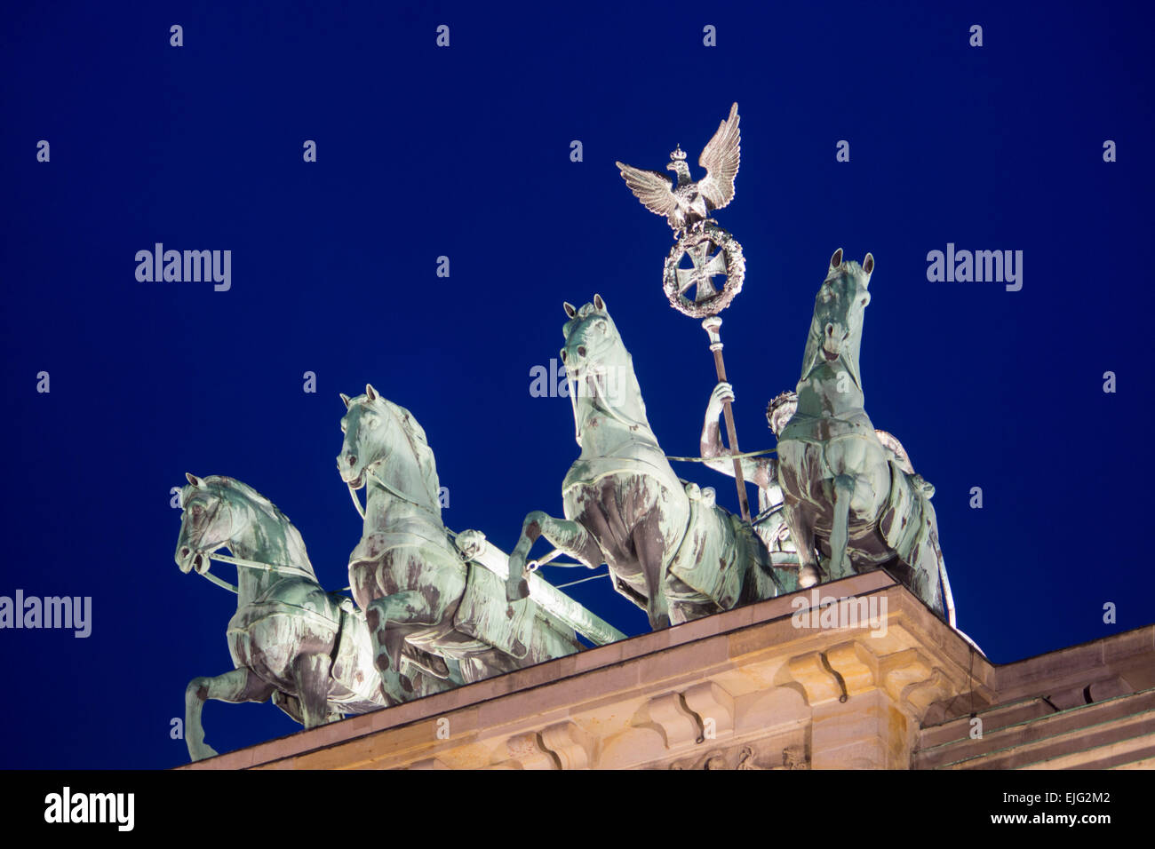 Porta di Brandeburgo Brandenburger Tor quattro cavalli Quadriga statue di notte il crepuscolo crepuscolo Mitte Berlino Germania Foto Stock