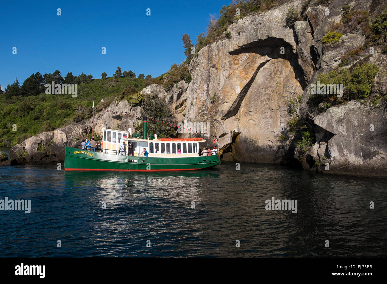 Maori incisioni rupestri visto da una barca a vela, Barberia, sul Lago Taupo, Nuova Zelanda. Foto Stock